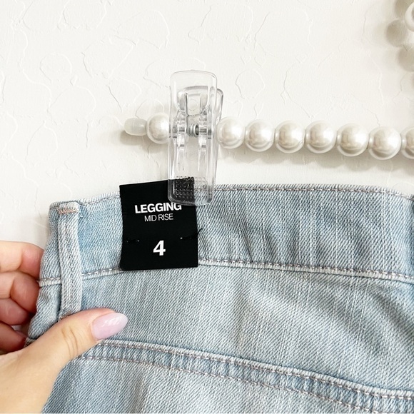 NEW Express Women's Mid-Rise Legging Skinny Jeans Ripped Knee Light Wash 4 NWT - Picture 8 of 8